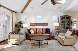 Seventh Shore Stylish Seal Beach Home w Elevator Fireplace Bold Design - Seal Beach - 3