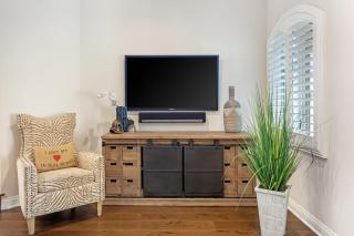 Seventh Shore Stylish Seal Beach Home w Elevator Fireplace Bold Design - Seal Beach - 2