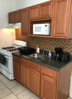 Large and private apartment in convenient area sleeps up to 5 people comfortably - Elizabeth - 2