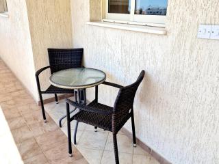 First floor apartment overlooking pool - Paphos - 3