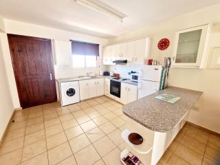 First floor apartment overlooking pool - Paphos - 8