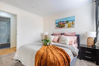 Elegant Hampton-Style Retreat , Tranquil Private Bedroom with Shared Bathroom - Hamilton Hill - 4