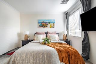 Elegant Hampton-Style Retreat , Tranquil Private Bedroom with Shared Bathroom - Hamilton Hill - 5