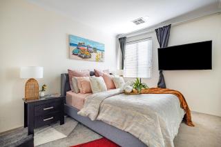 Elegant Hampton-Style Retreat , Tranquil Private Bedroom with Shared Bathroom - Hamilton Hill - 6