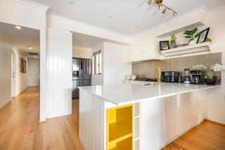 Elegant Hampton-Style Retreat , Tranquil Private Bedroom with Shared Bathroom - Hamilton Hill - 1