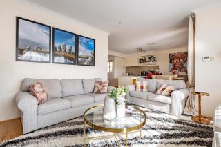 Elegant Hampton-Style Retreat , Tranquil Private Bedroom with Shared Bathroom - Hamilton Hill - 9