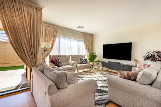 Elegant Hampton-Style Retreat , Tranquil Private Bedroom with Shared Bathroom - Hamilton Hill - 8