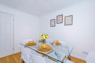 4BR Home for 8, Full Kitchen, Parking, WiFi in Northwich - Lostock Gralam - 6