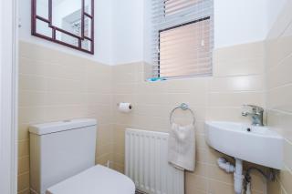 4BR Home for 8, Full Kitchen, Parking, WiFi in Northwich - Lostock Gralam - 4