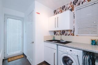 4BR Home for 8, Full Kitchen, Parking, WiFi in Northwich - Lostock Gralam - 2