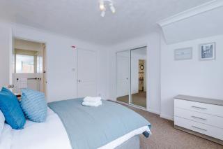 4BR Home for 8, Full Kitchen, Parking, WiFi in Northwich - Lostock Gralam - 5