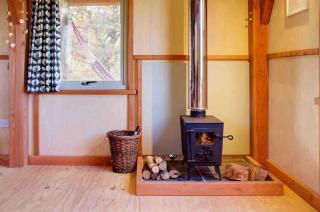 Daisy-a romantic logcabin hiding amongst the trees - 7