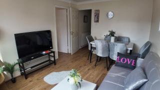 Spacious 5BR 3BA Duplex in Prime Zone 2 Near Tube and River - 8