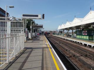 Spacious 5BR 3BA Duplex in Prime Zone 2 Near Tube and River - Londra - 4