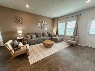 Modern Western 5BR Retreat! BMT SeaWorld Riverwalk Alamo - San Antonio - 0