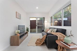 Stylish 2BR Retreat | Walk to Dining & Transport - Sidney - 0