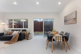 Stylish 2BR Retreat | Walk to Dining & Transport - Sidney - 3