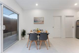 Stylish 2BR Retreat | Walk to Dining & Transport - Sidney - 1