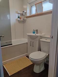 Private Holiday Home in Inverness with Free Parking l Sleeps 4 - 5