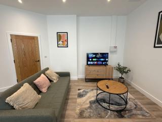 Luxury 3 bedroom 2 bathroom All ground floor centrally located - 2 Queen Street - Ashbrook Serviced Apartments - 0