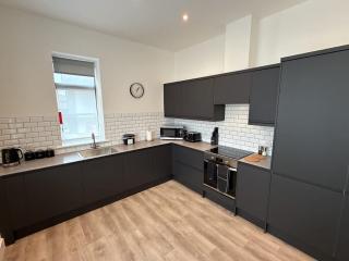 Luxury 3 bedroom 2 bathroom All ground floor centrally located - 2 Queen Street - Ashbrook Serviced Apartments - 1