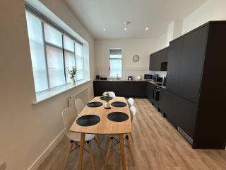 Luxury 3 bedroom 2 bathroom All ground floor centrally located - 2 Queen Street - Ashbrook Serviced Apartments - 2