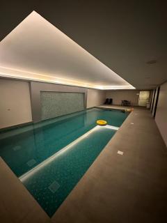 Pinnacle Row Elegance Escape - Muscat - 1