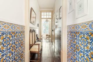 Explore Lisbon from an Artistic Alfama Home - 9