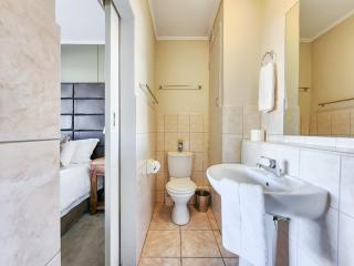 Family-Friendly Home with Ample Space - Cidade Do Cabo - 3