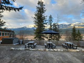 Alpenrose 100 King bed Hottub Mountains Views - Golden - 3
