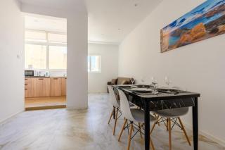 Bright & Airy Apt in Central Sliema - Sleeps 3 - 6