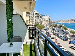 Top Location - 2BR Seafront & Steps from Ferry by ArcoBnb - Sliema - 9