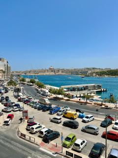 Top Location - 2BR Seafront & Steps from Ferry by ArcoBnb - Sliema - 3