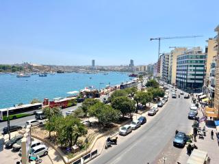 Top Location - 2BR Seafront & Steps from Ferry by ArcoBnb - Sliema - 4