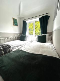 Luxury 4 Bed Home Sleeps 9, Games Room, Parking - - 5