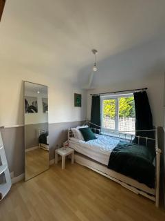Luxury 4 Bed Home Sleeps 9, Games Room, Parking - - 2