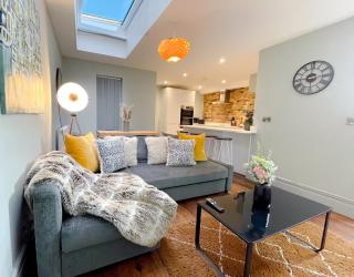 Stunning Brighton Seaside 2-Bedroom Townhouse with Patio, Sleeps 6 - Brighton & Hove - 0
