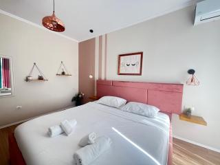 Spacious 1BR City Hub with Balcony - Tirana - 9