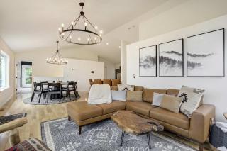 Cedarstone Lodge Luxe Mountain Retreat w Hot Tub - 1