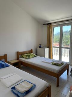 Julija- soba sa razdvojenim krevetima - Petrovac na Moru - 1