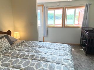 Lakeside Retreat - HOT TUB, Swimming, Boats - Rindge - 4