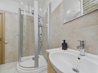 Raw and Refined 2BR Old Town Apartment - Riga - 9