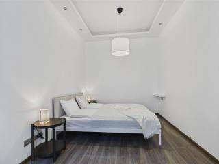 Raw and Refined 2BR Old Town Apartment - Riga - 8