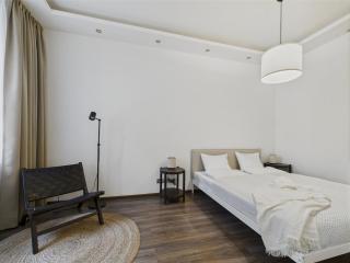Raw and Refined 2BR Old Town Apartment - Riga - 7