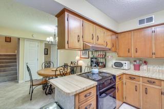 5 Mi to Pensacola Beach Townhome with Yard! - 4