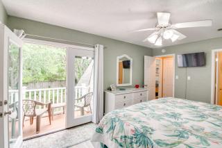 5 Mi to Pensacola Beach Townhome with Yard! - Gulf Breeze - 1