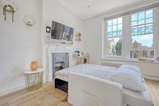 Wanstead gem! Bright, cosy & immaculate 1 bed apartment on the high street! - 4