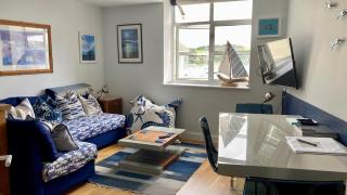 'Shorebird' central apartment, sea views & parking - Falmouth - 0