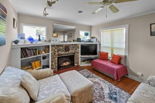 Vintage Beach Cottage - Seaside - 7