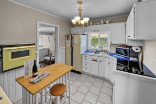 Vintage Beach Cottage - Seaside - 2